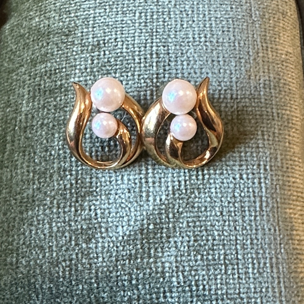 Vintage Avon Modern Classic Gold Tone Swirl and Faux Pearl Earrings